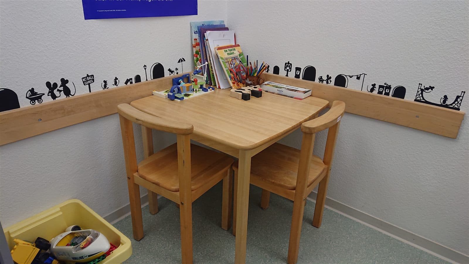 Kinderecke mit Tisch, Stühlen und Malsachen