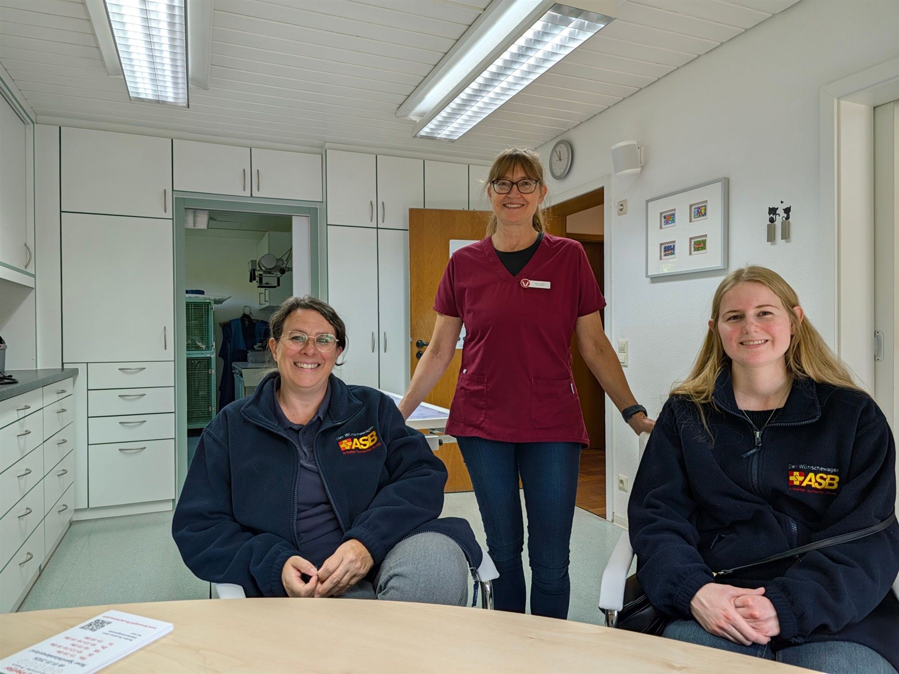 Besuch von zwei Ehrenamtlichen des Wünschewagens Ludwigsburg in der Tierarztpraxis Pfeiffer