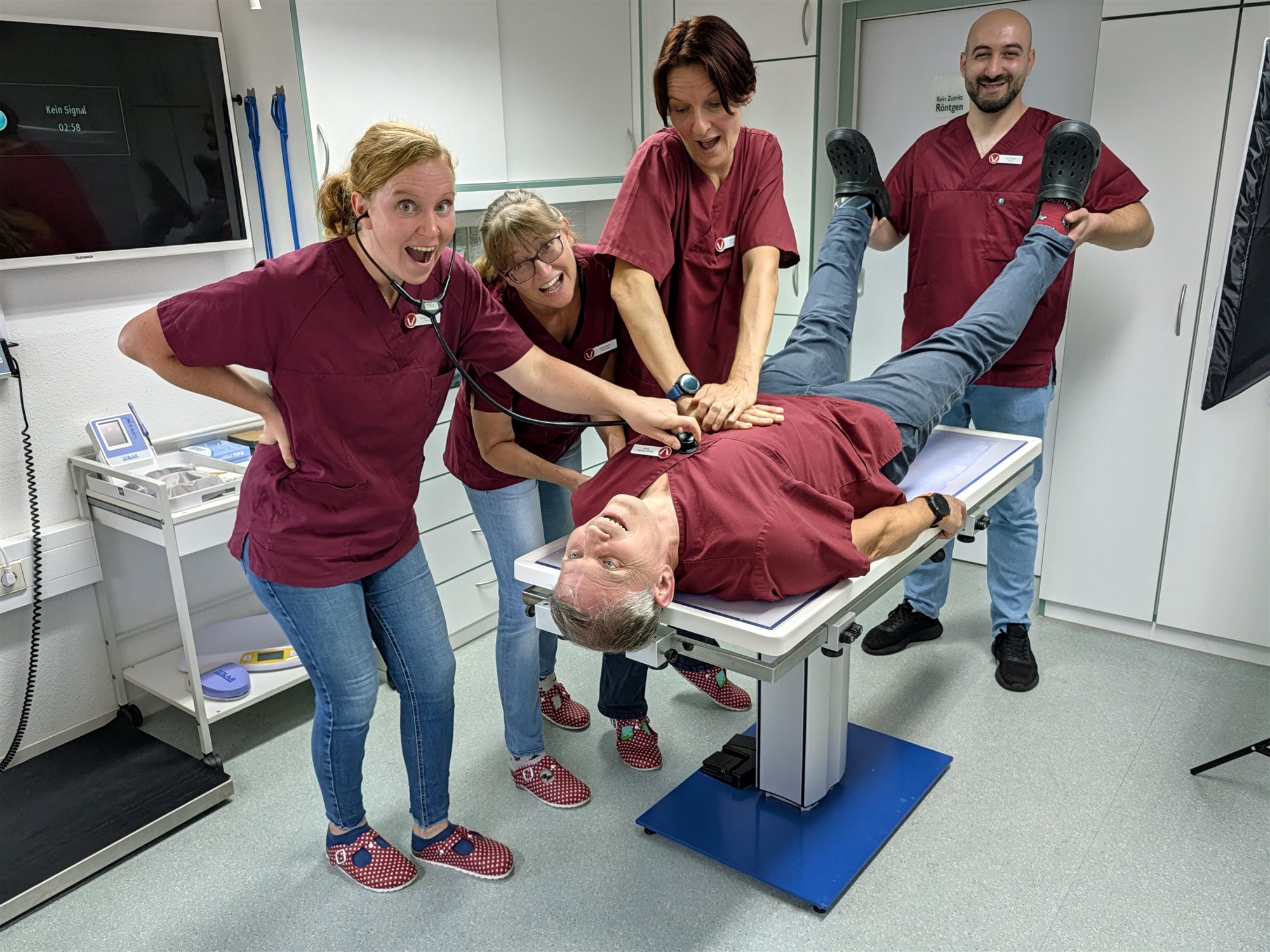 Das Team der Tierarztpraxis Pfeiffer albert im Behandlungsraum herum